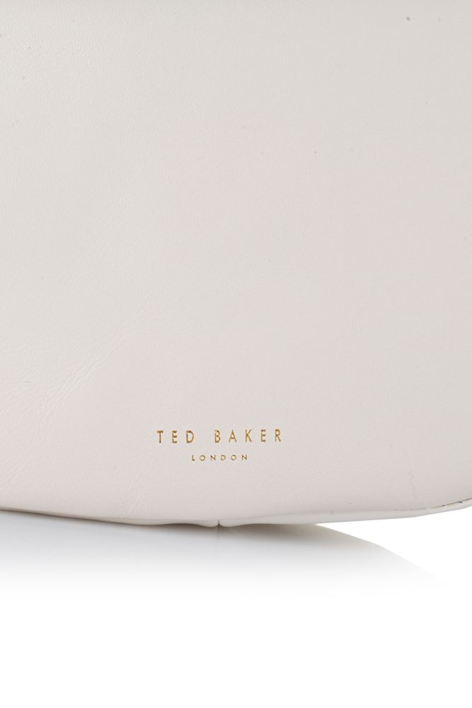 Τσάντα Hobo μεσαίου μεγέθους Ted Baker Islah από δέρμα με εντυπωσιακά μεταλλικά στοιχεία | Ιβουάρ