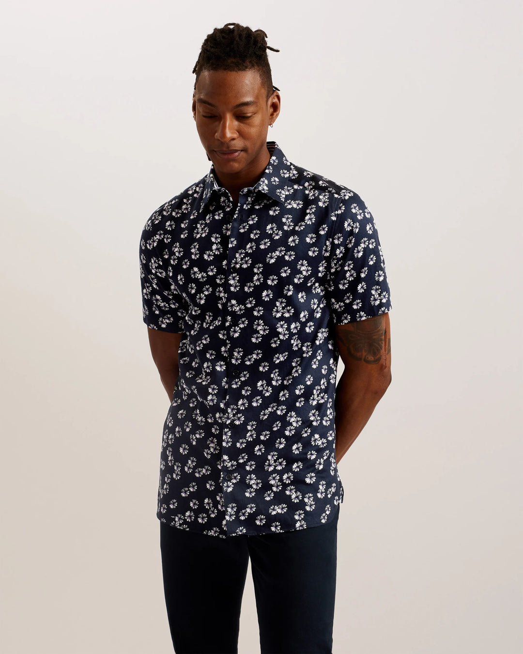 Ted Baker Alfanso 修身花卉短袖衬衫: 藏青色 – 产品图