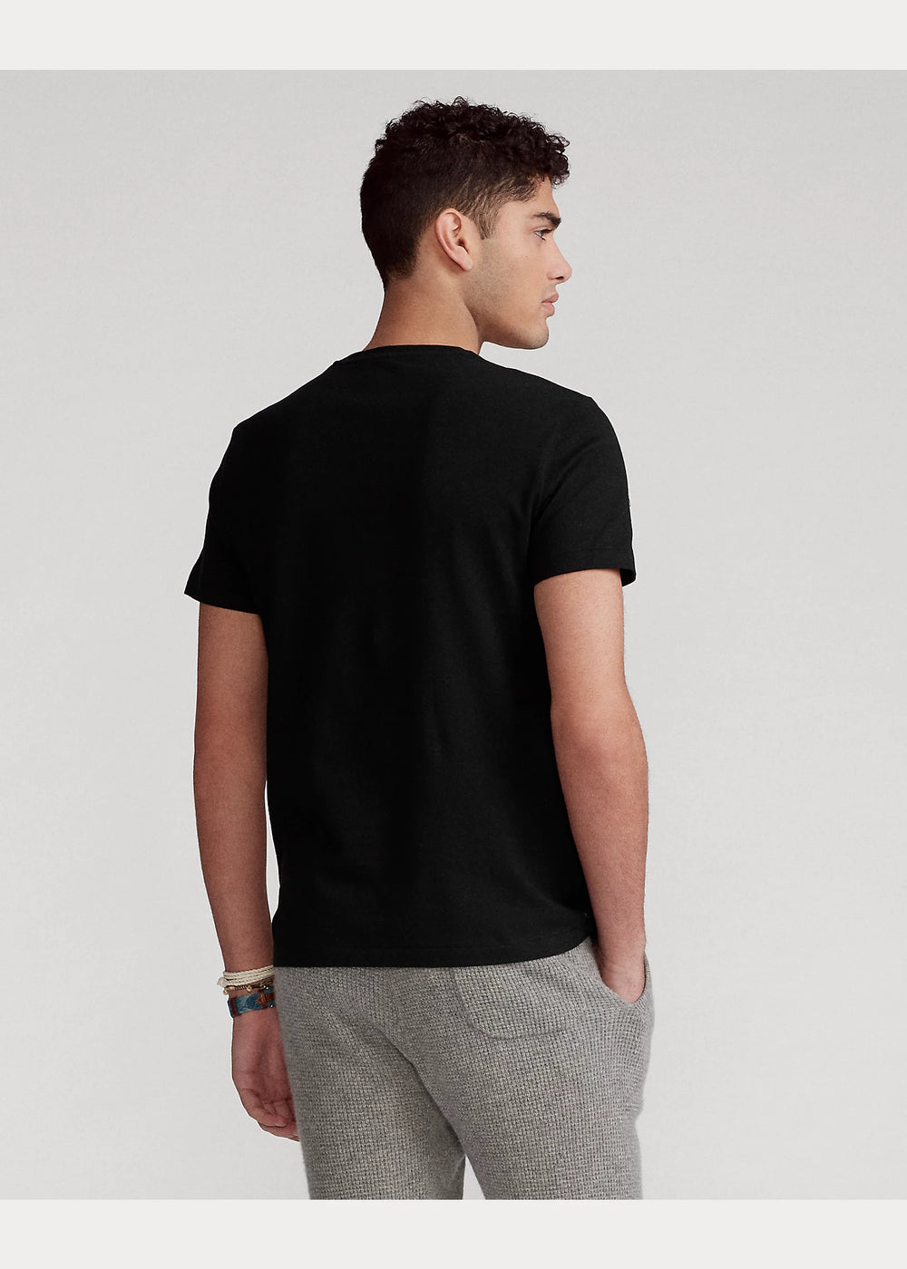 Ralph Lauren Custom-Slim-Fit Jersey-T-Shirt mit V-Ausschnitt: Schwarz – Lifestyle-Ansicht