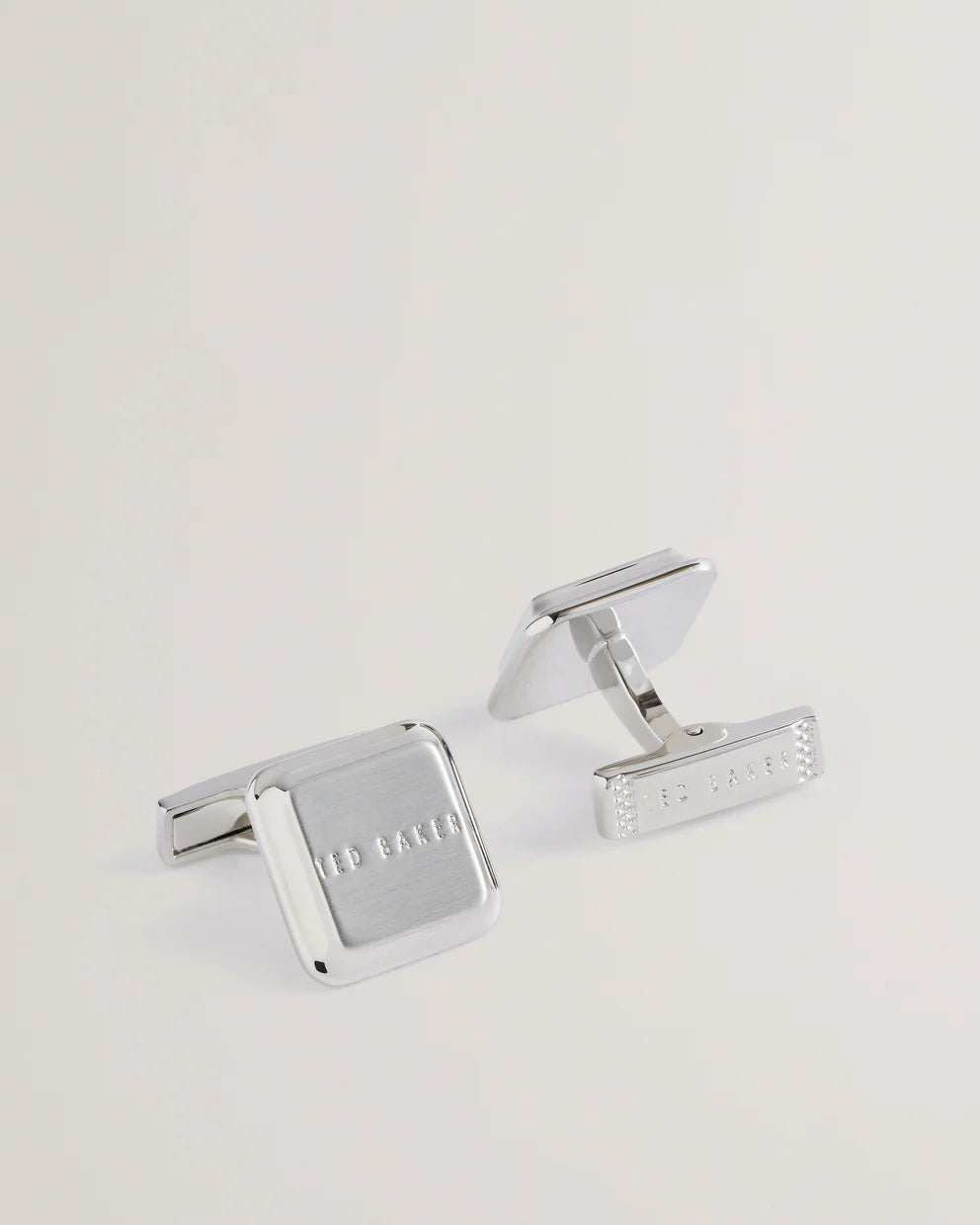 Ted Baker Tedly Manschettenknöpfe mit Markenlogo: Silber – Produktansicht
