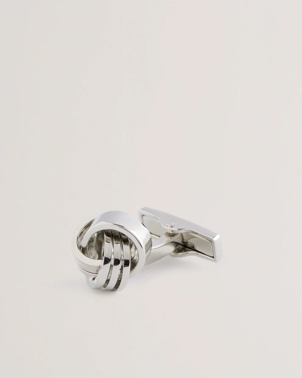 Ted Baker Manschettenknöpfe mit Knoten: Silber – Produktansicht