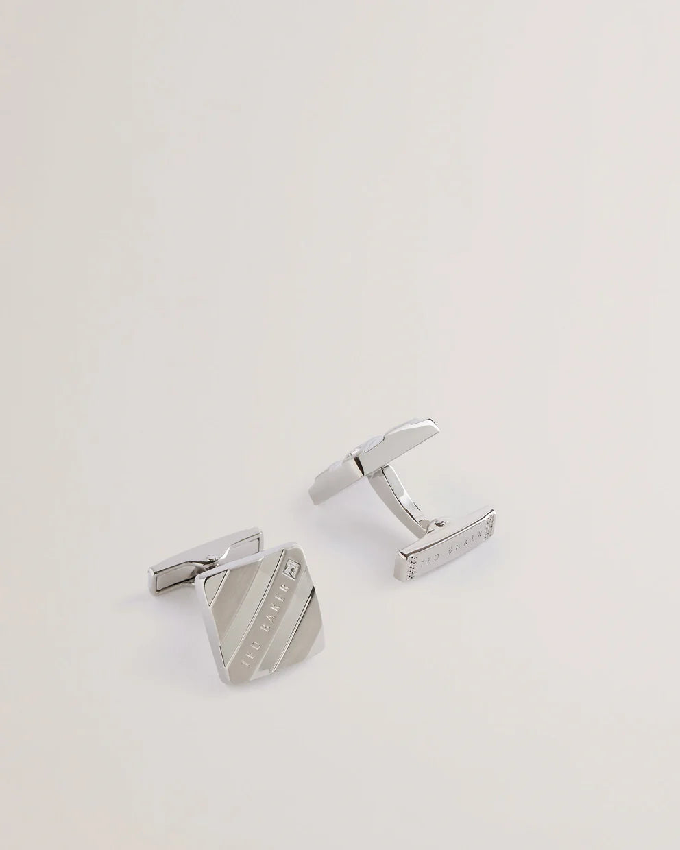 Ted Baker Dillon Manschettenknöpfe mit Markenlogo und Streifenmuster: Silber – Produktansicht