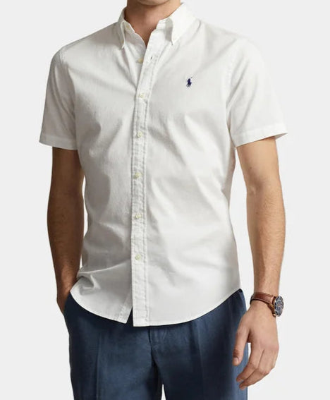 Chemise Ralph Lauren à manches courtes, coupe ajustée, en sergé ultra-léger: Blanche – vue lifestyle