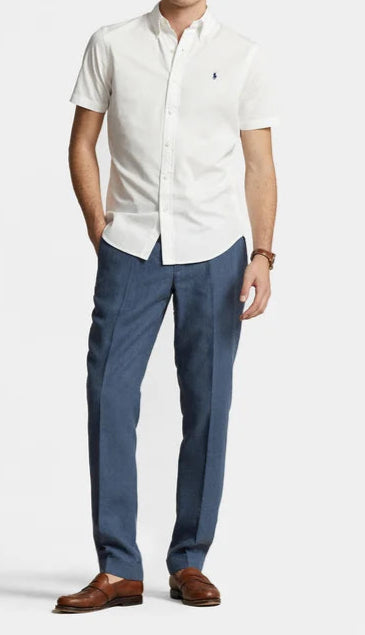 Chemise Ralph Lauren à manches courtes, coupe ajustée, en sergé ultra-léger: Blanche – vue lifestyle