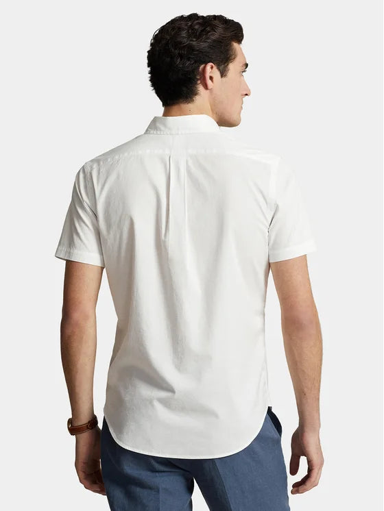 Chemise Ralph Lauren à manches courtes, coupe ajustée, en sergé ultra-léger: Blanche – vue lifestyle