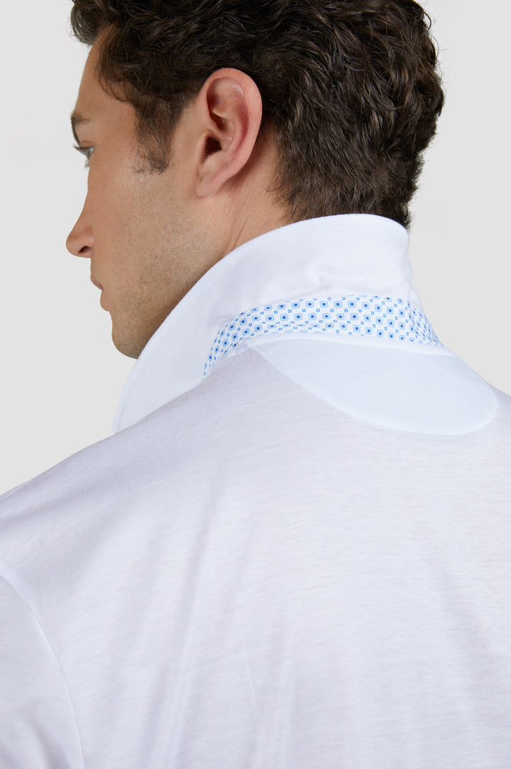 Paul &amp; Shark Riviera Linen Details XSoft Baumwoll-Poloshirt: Weiß – Lifestyle-Ansicht