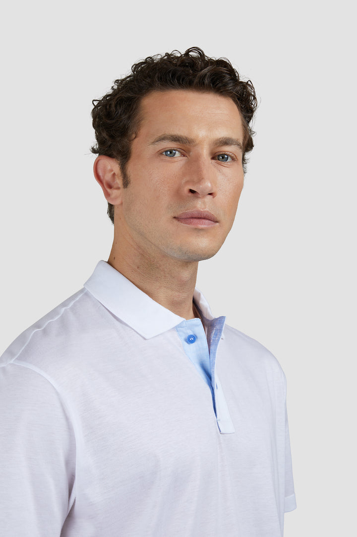 Paul &amp; Shark Riviera Linen Details XSoft Baumwoll-Poloshirt: Weiß – Lifestyle-Ansicht