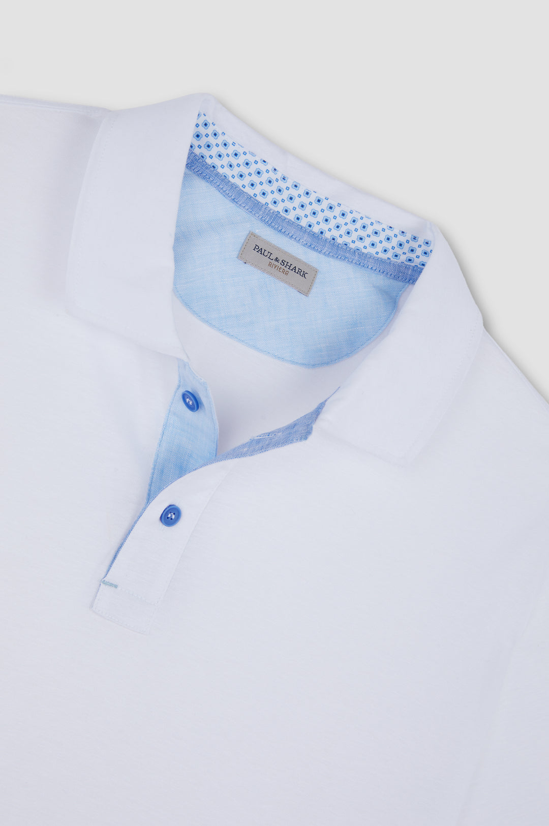 Paul &amp; Shark Riviera Linen Details XSoft Baumwoll-Poloshirt: Weiß – Lifestyle-Ansicht