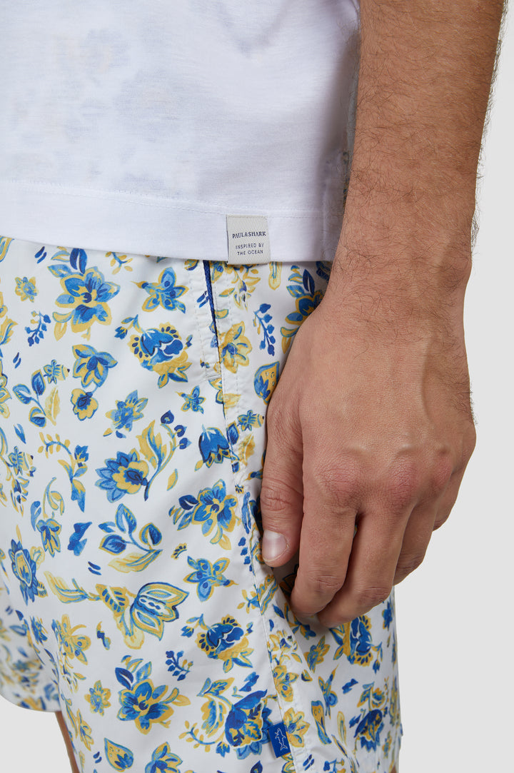Paul &amp; Shark Riviera Linen Details XSoft Baumwoll-Poloshirt: Weiß – Lifestyle-Ansicht