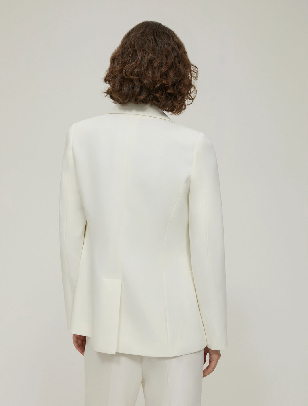 سترة "بيني بلاك" ذات الصدر الواحد من قماش الكادي: Wool White – عرض بديل