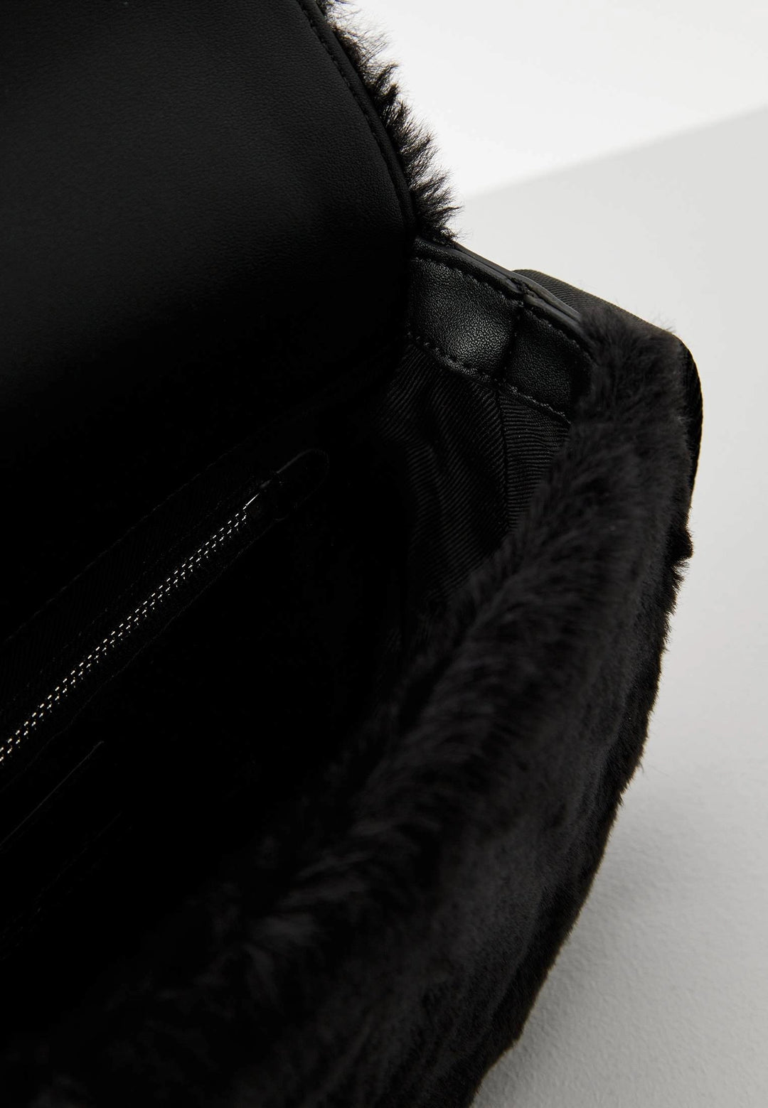 Karl Lagerfeld Satteltasche aus Kunstfell: Schwarz – alternative Ansicht