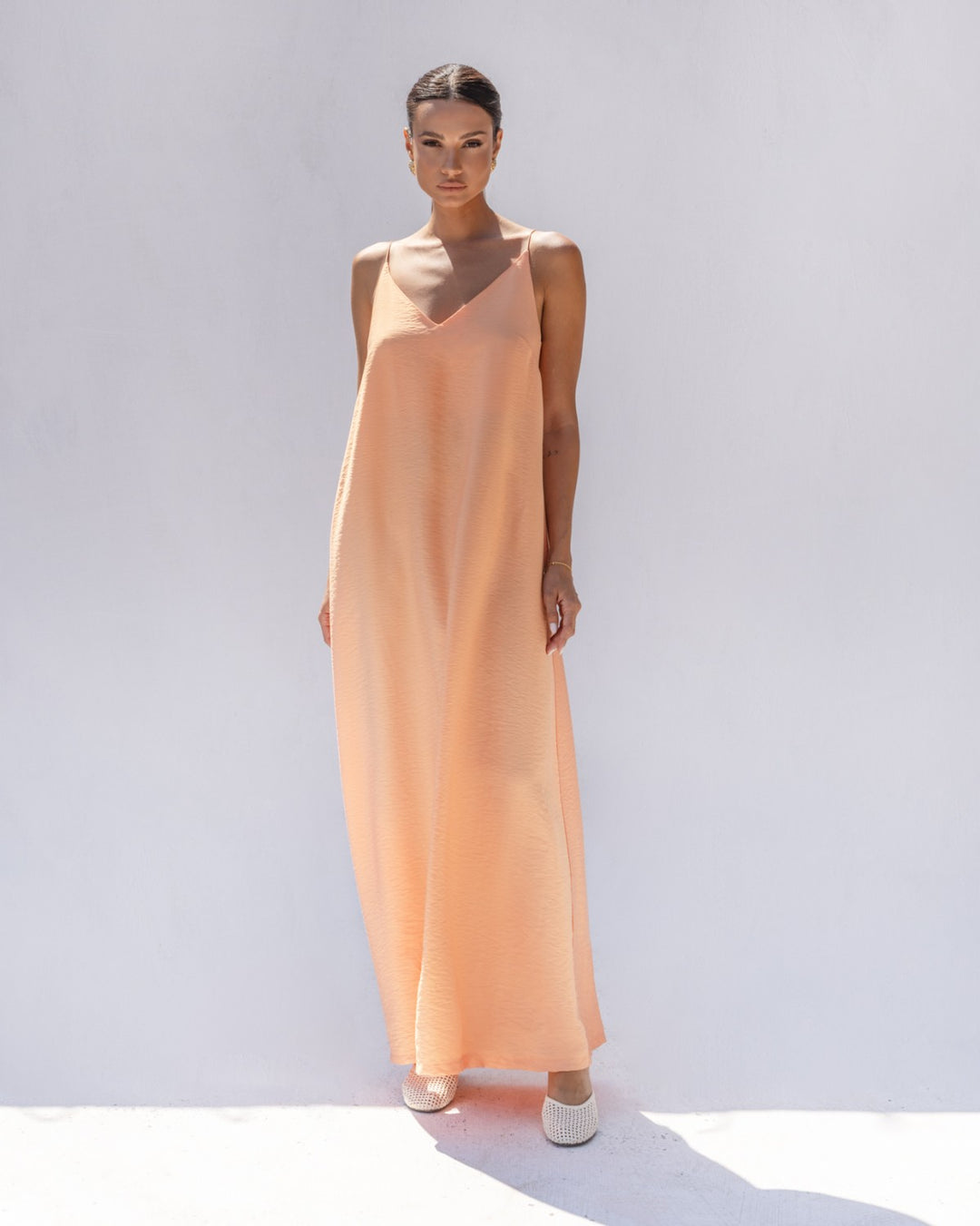 Vestido largo «Never Needy» con cuello en V: Albaricoque – vista alternativa