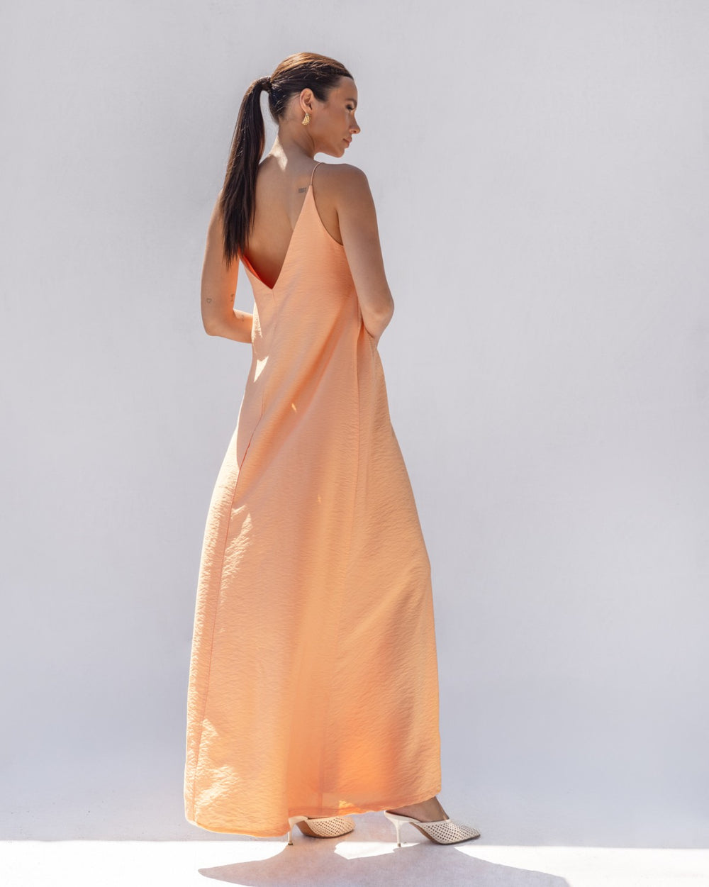 Vestido largo «Never Needy» con cuello en V: Albaricoque – vista alternativa