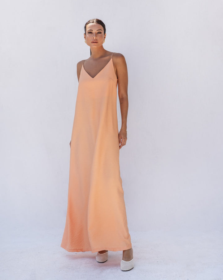 Vestido largo «Never Needy» con cuello en V: Albaricoque