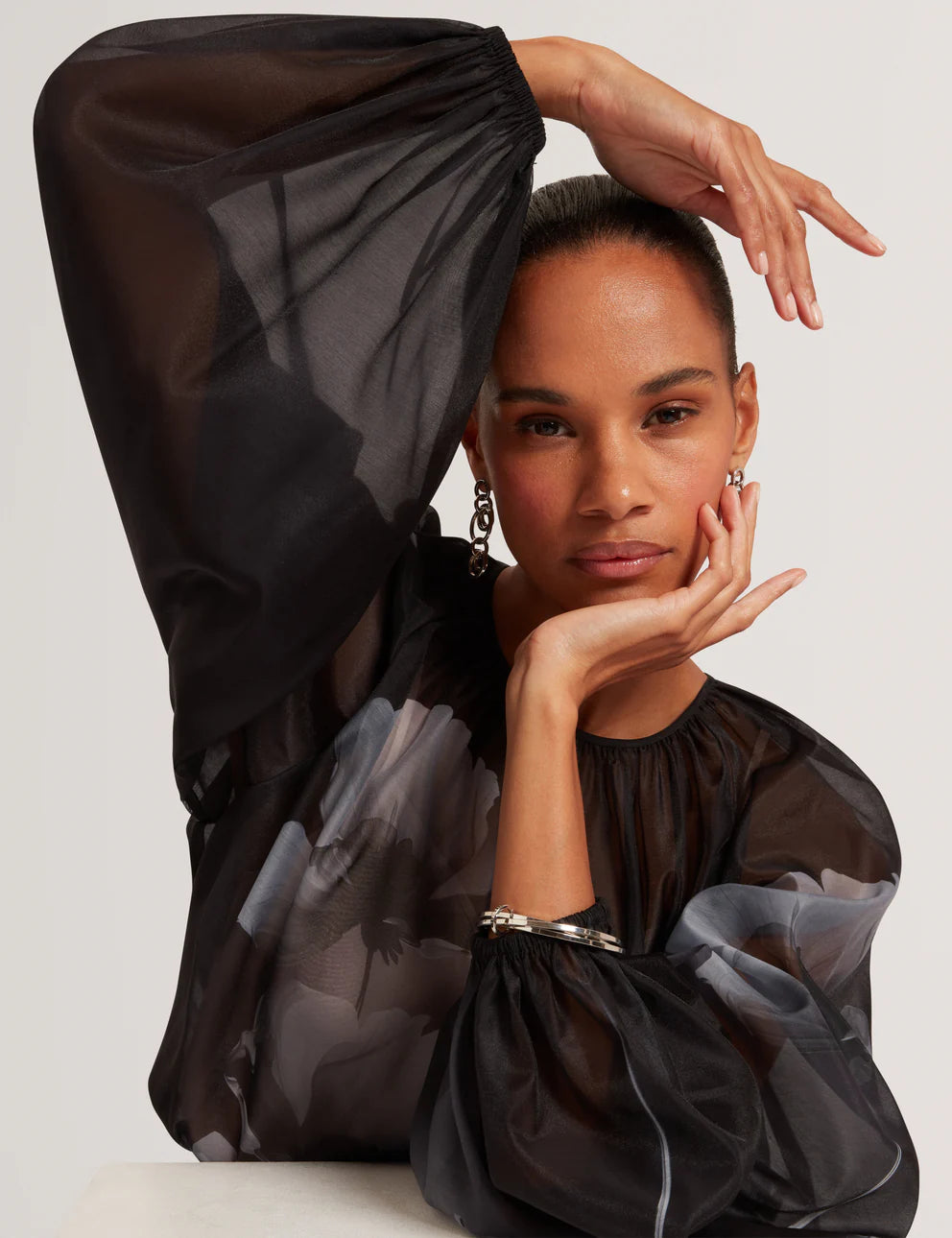 Ted Baker Plaaza Bluse mit Puffärmeln und Organza-Überzug: Schwarz – alternative Ansicht