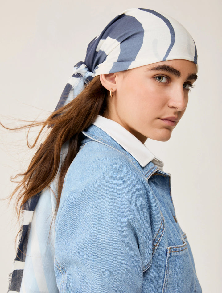 شال من مودال مطبوع من PennyBlack: Blue Palms – عرض بديل