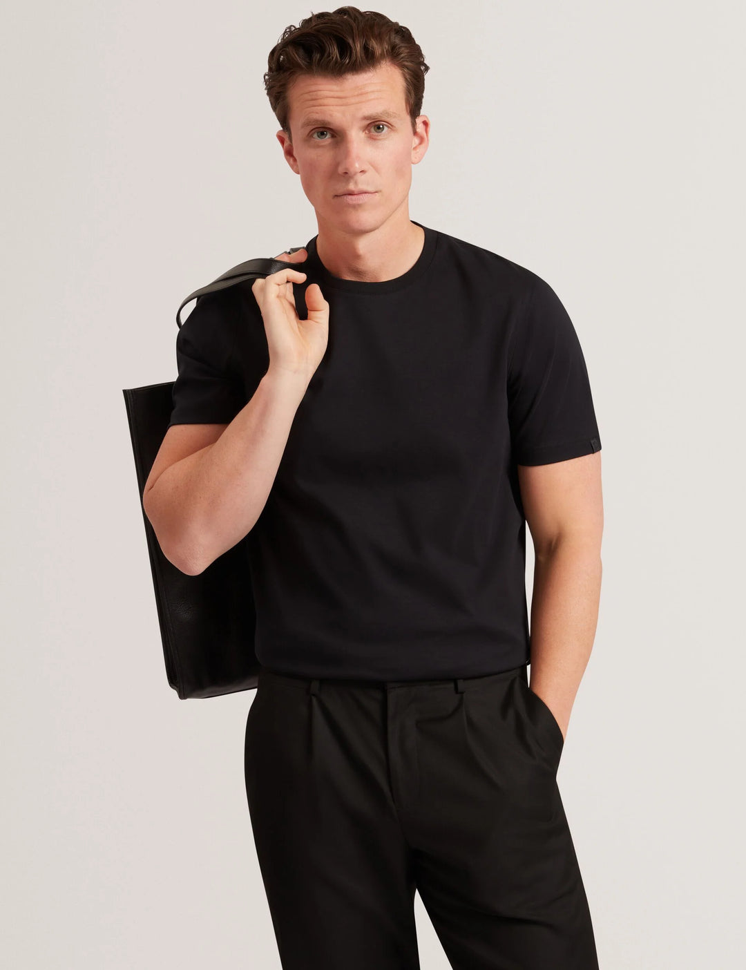 Μπλούζα Ted Baker Konrad με στρογγυλό λαιμό και απαλή υφή: Μαύρο