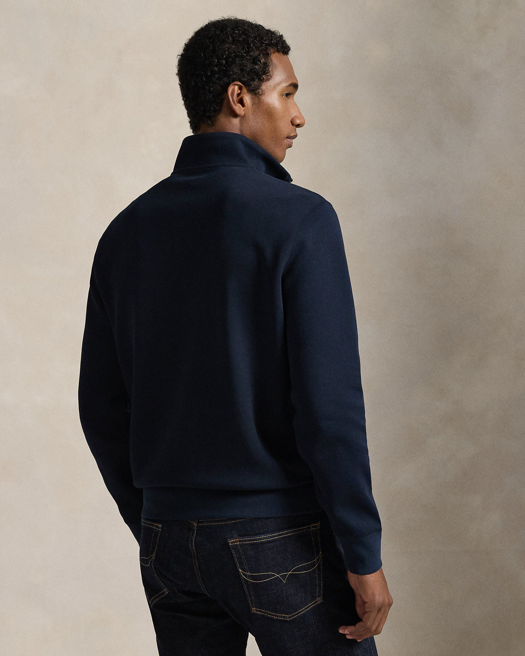 Ralph Lauren كنزة بنسيج مزدوج وسحاب ربع طول, أزرق كحلي, منظر خلفي على عارض أزياء