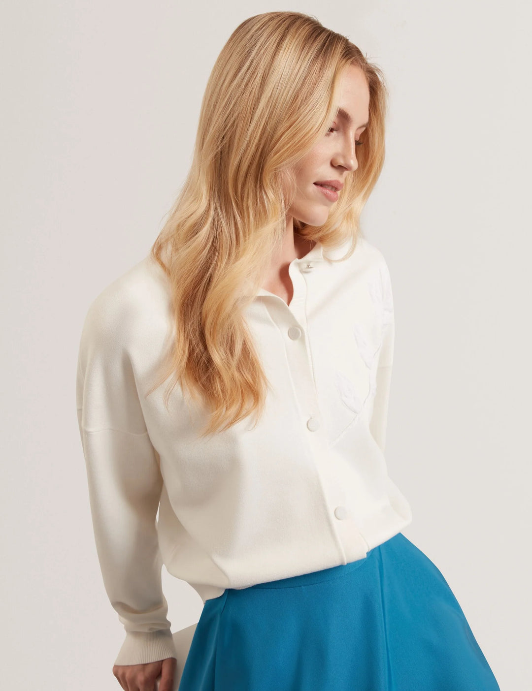Ted Baker Neslie Cárdigan con Aplique de Rosa | Marfil – vista alternativa 3