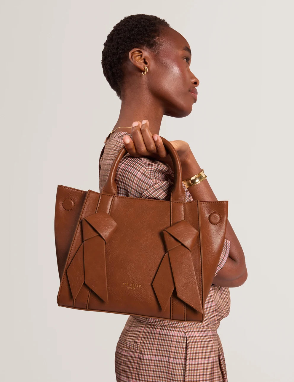 Ted Baker Saniee حقيبة Tote متوسطة بفيونكة معقودة | بني فاتح – عرض بديل 2