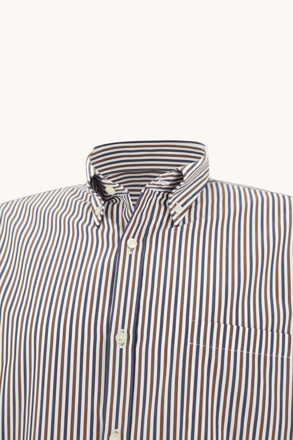 Paul & Shark Camisa a Rayas de Popelín de Algodón con Cuello Abotonado: Marrón/Blanco/Azul Marino – vista de detalle