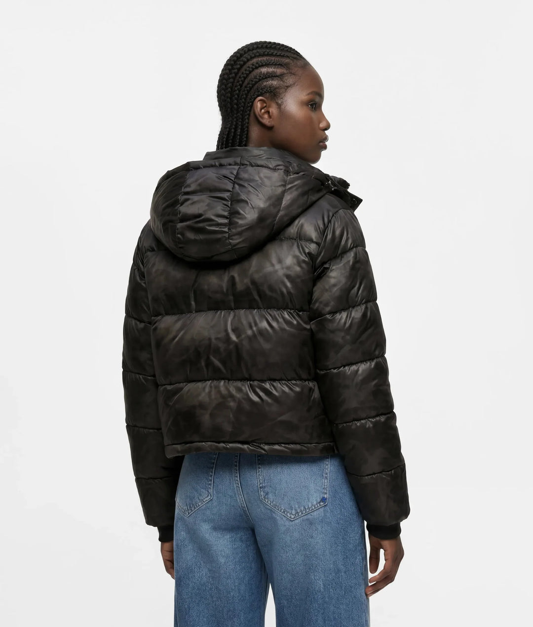 Karl Lagerfeld جاكيت Puffer قصير لامع | أسود – عرض بديل 2