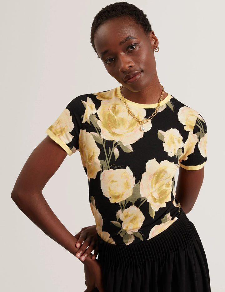 Ted Baker Thira Figurbetontes T-Shirt mit Rosenprint | Schwarz