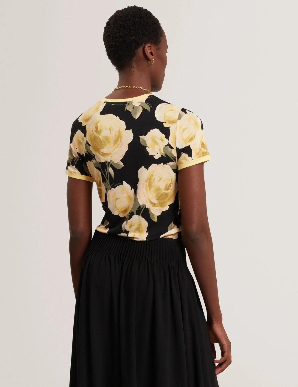 Ted Baker Thira Figurbetontes T-Shirt mit Rosenprint | Schwarz – alternative Ansicht 2