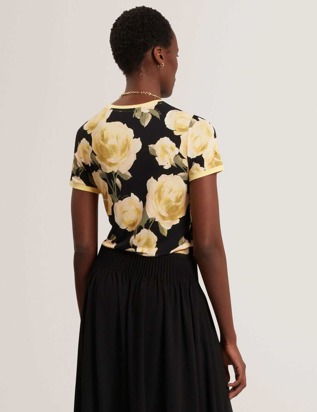 Ted Baker Thira Figurbetontes T-Shirt mit Rosenprint | Schwarz – alternative Ansicht 2