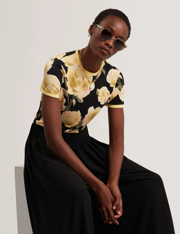 Ted Baker Thira Figurbetontes T-Shirt mit Rosenprint | Schwarz – alternative Ansicht 3
