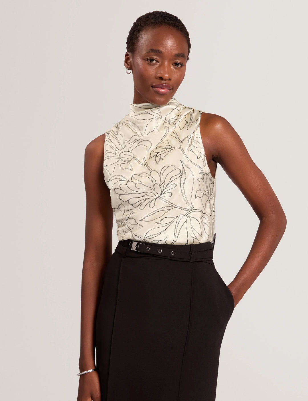 Ted Baker Coiraa Satin-Top mit Floral Burnout und Wasserfallausschnitt | Elfenbein