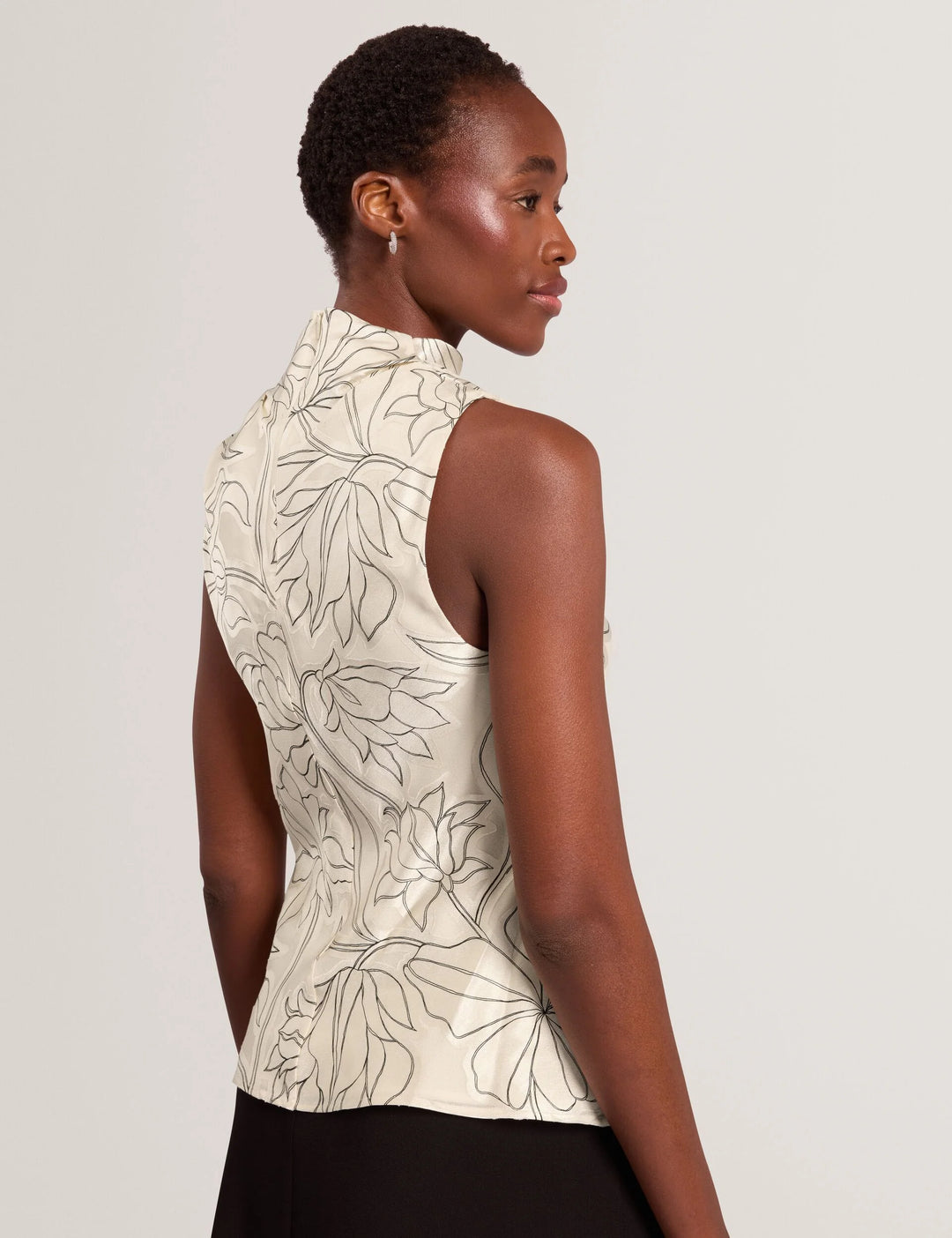 Ted Baker Coiraa Satin-Top mit Floral Burnout und Wasserfallausschnitt | Elfenbein – alternative Ansicht 2