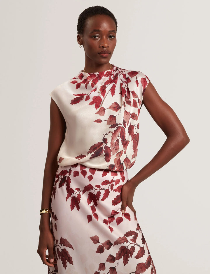 Ted Baker Nayala توب بطبعة Foliage وياقة درابيه | ذهبي وردي