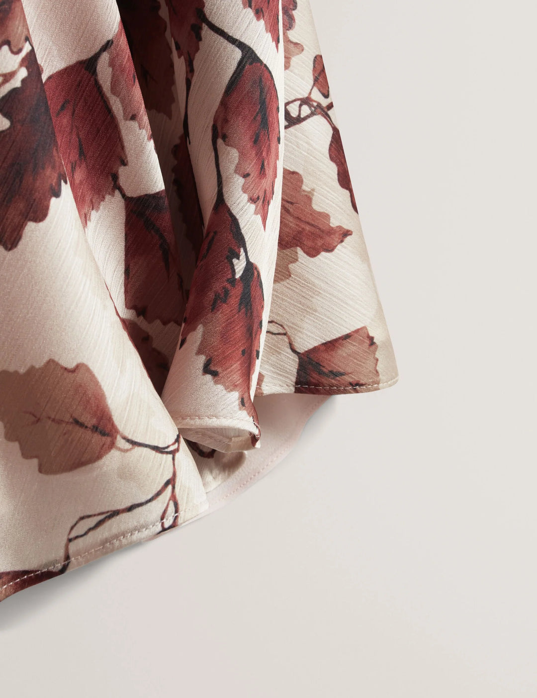 Ted Baker Nayala توب بطبعة Foliage وياقة درابيه | ذهبي وردي – عرض بديل 4