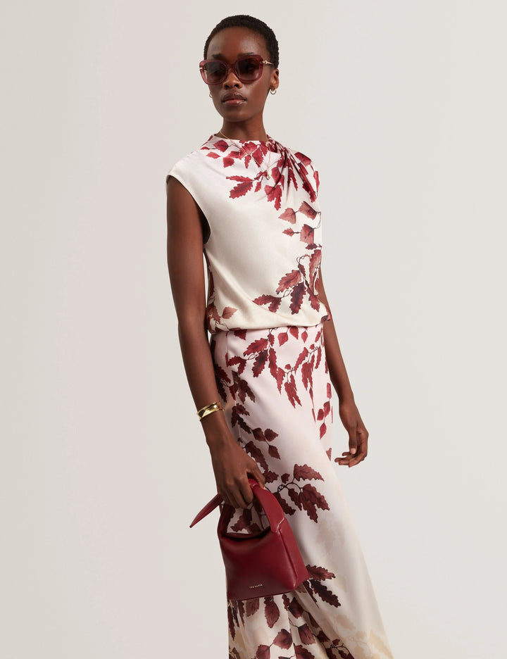 Ted Baker Nayala توب بطبعة Foliage وياقة درابيه | ذهبي وردي – عرض بديل 7