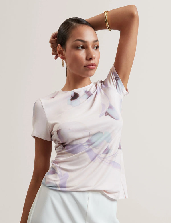 Ted Baker Botanical T-Shirt mit Rundhalsausschnitt und tailliertem Schnitt | Rosa
