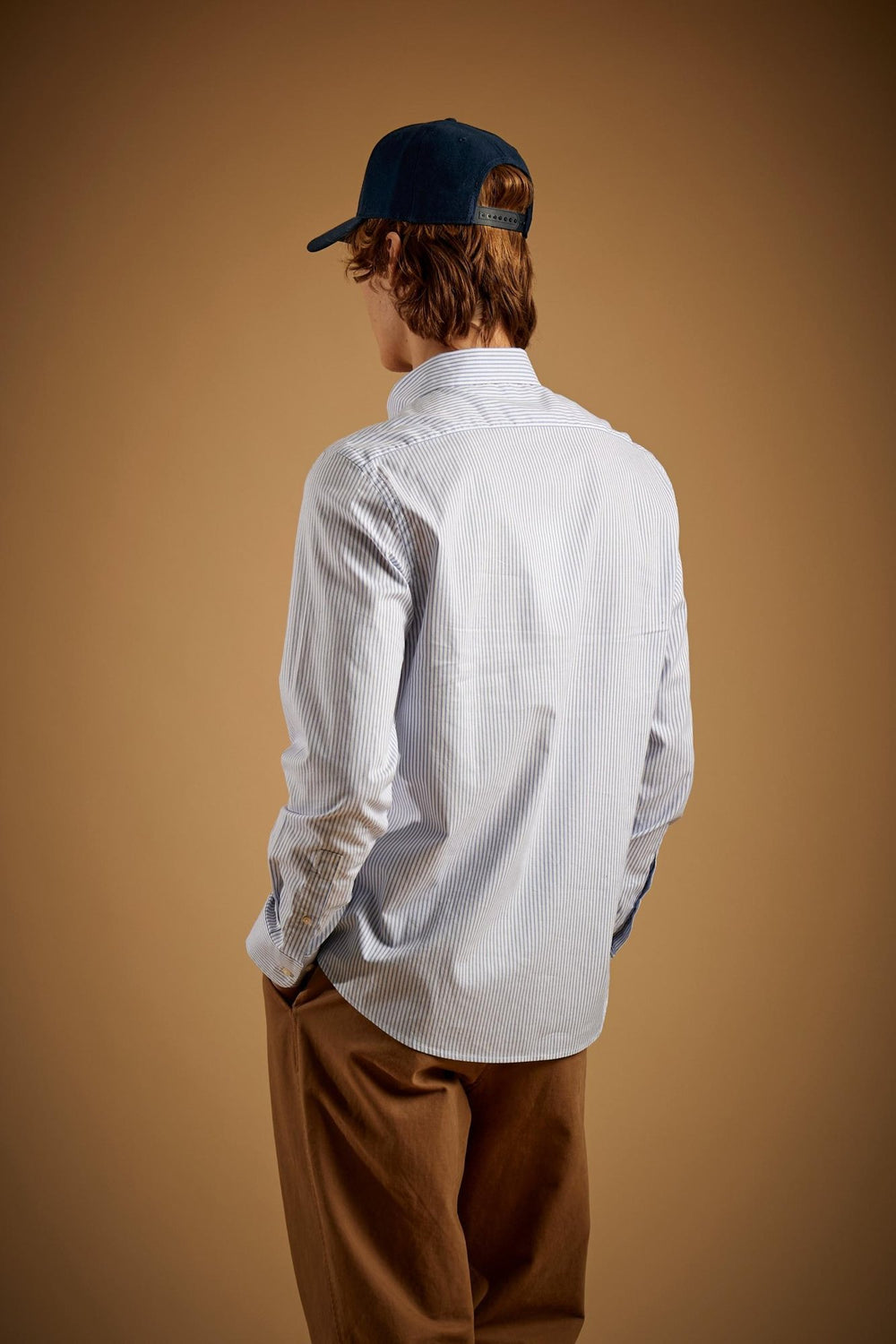 La Martina MDC008-OX097, Optisches Weiß/Blau, Rückansicht am Model