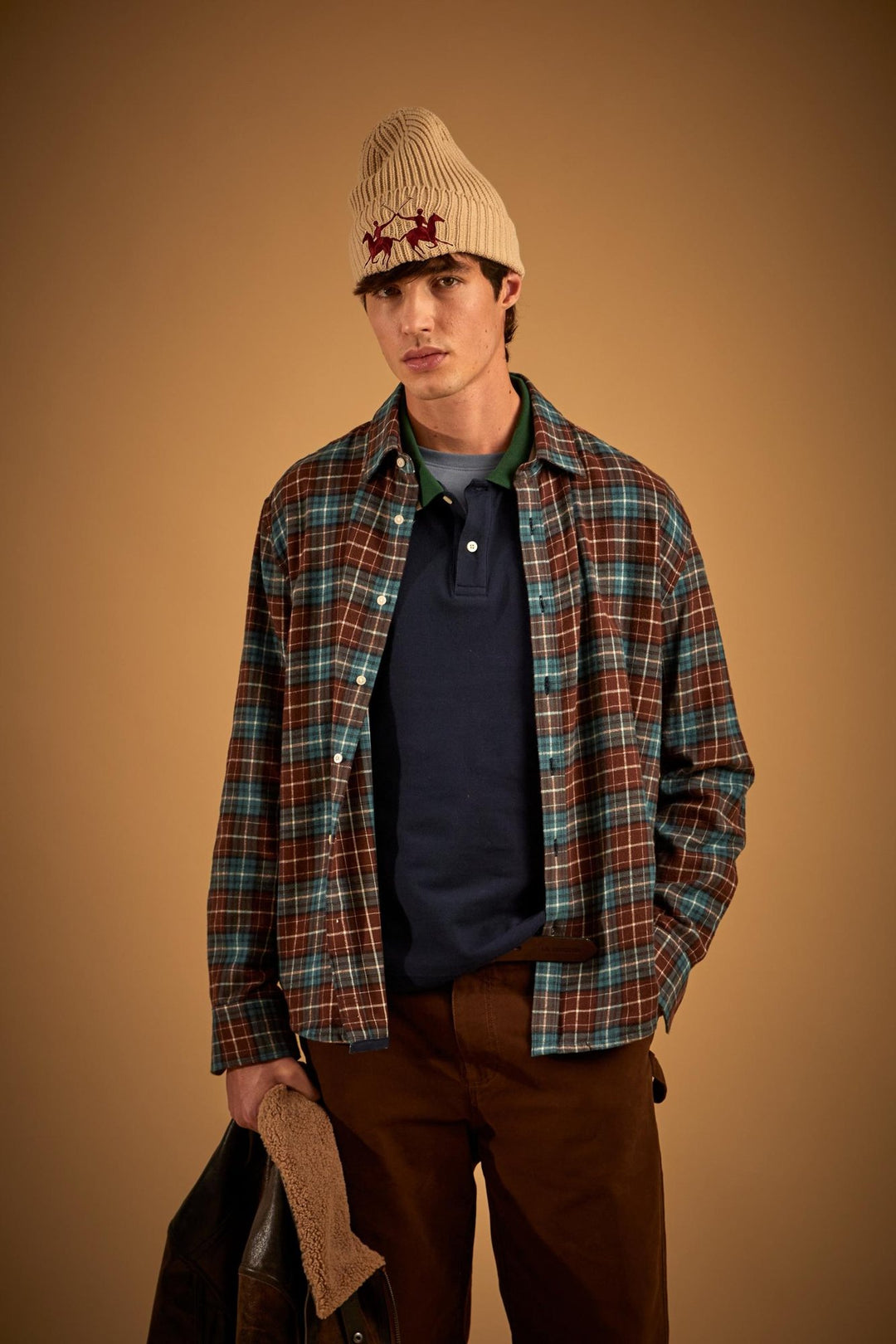 La Martina MDC019-FL054, HOT FUDGE/BLUE HEAVE, Vorderansicht am Model