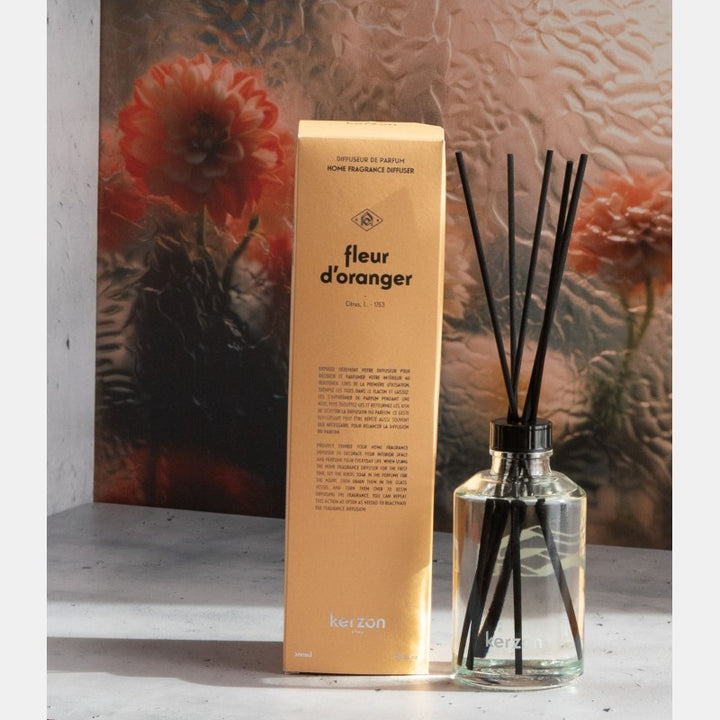 Kerzon Fleur d’Oranger Duftdiffusor 200 ml in einer floralen Inszenierung