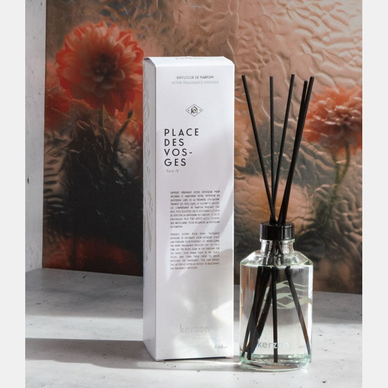 Kerzon Place des Vosges 200 ml, αρωματικό χώρου με στικ σε λουλουδένιο σκηνικό