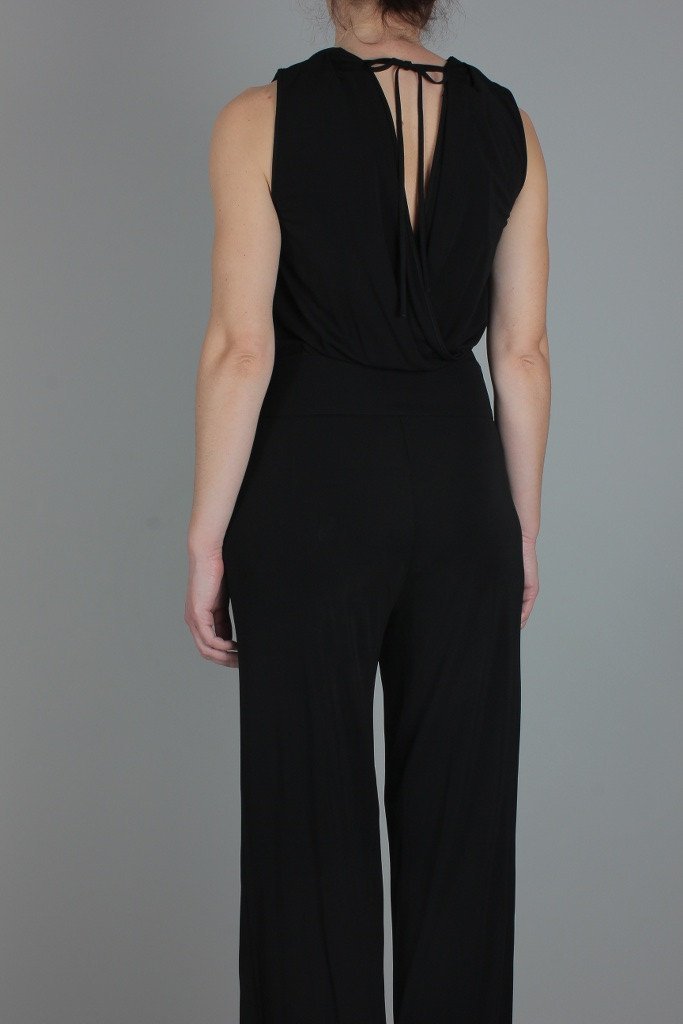 Ter de Caractere Jumpsuit: SCHWARZ – Lifestyle-Ansicht