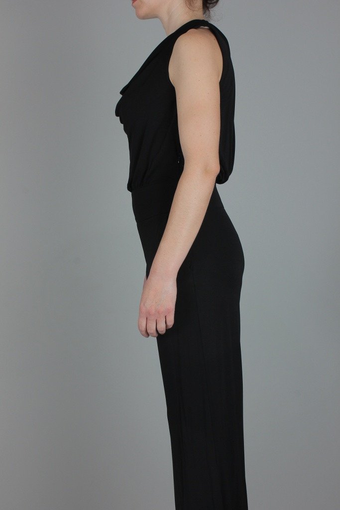 Ter de Caractere Jumpsuit: SCHWARZ – Lifestyle-Ansicht