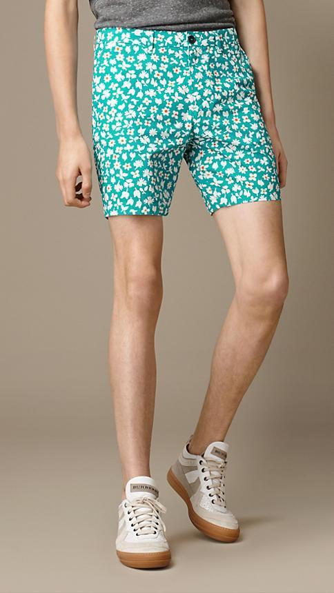 Pantalones cortos chino de Burberry con estampado floral Ditzy: VERDE CIÁN – vista del producto