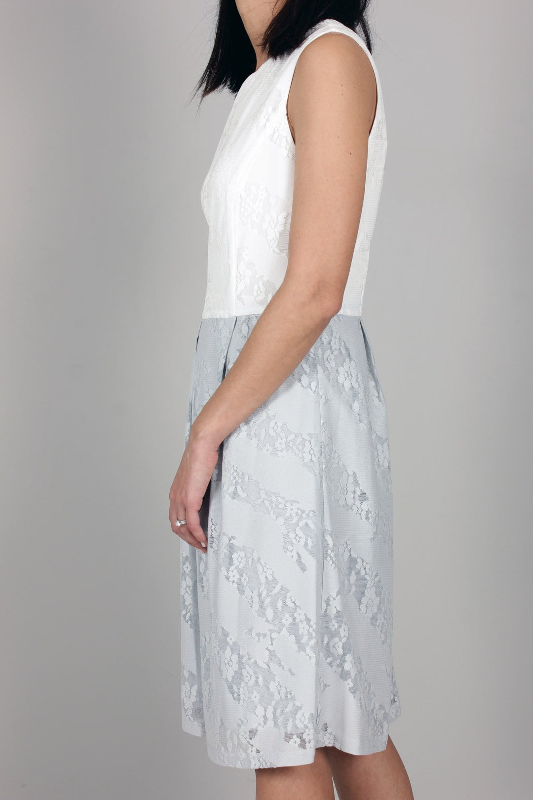 Kleid „Anonyme“: Weiß / Grau – Lifestyle-Ansicht