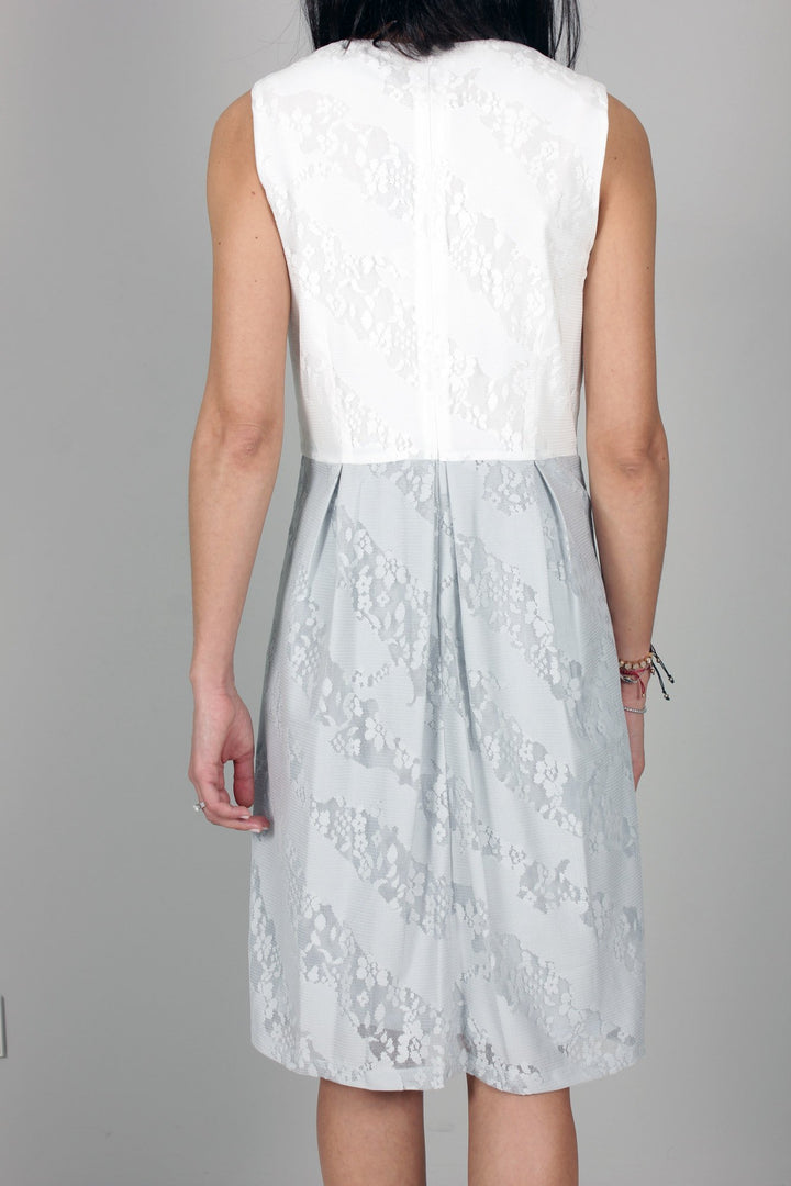Kleid „Anonyme“: Weiß / Grau – Lifestyle-Ansicht