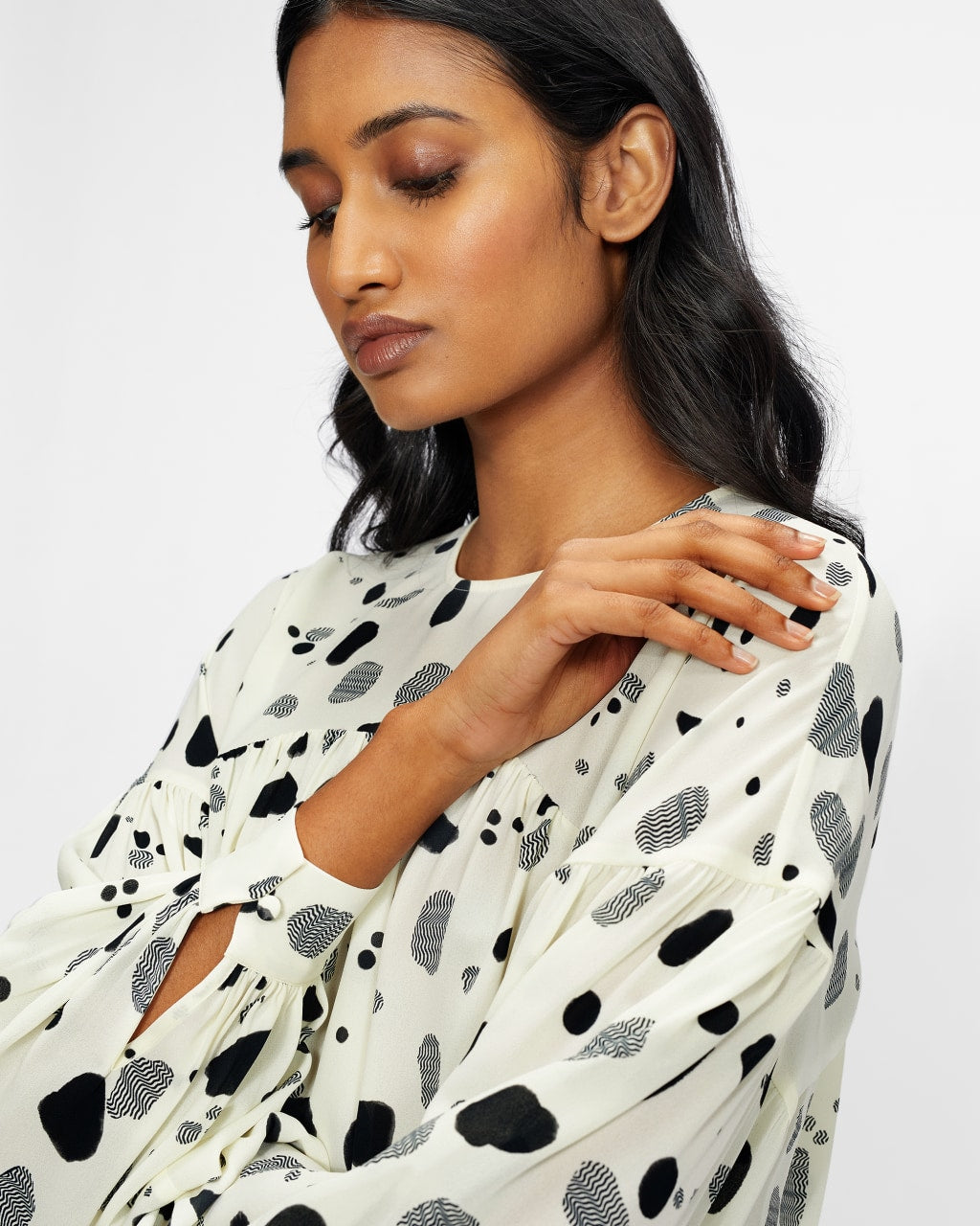 Top con detalle de canesú Dannica de Ted Baker: Natural – vista trasera