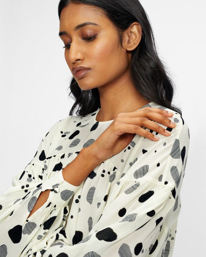 Top con detalle de canesú Dannica de Ted Baker: Natural – vista trasera