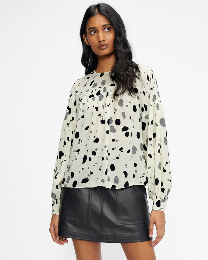 Top con detalle de canesú Dannica de Ted Baker: Natural – vista del producto