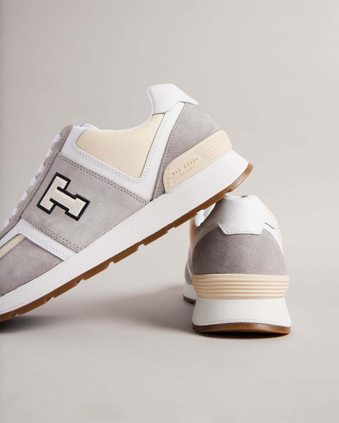 Ted Baker Gregory Retro T Laufschuhe: Weiß/Grau – Rückansicht
