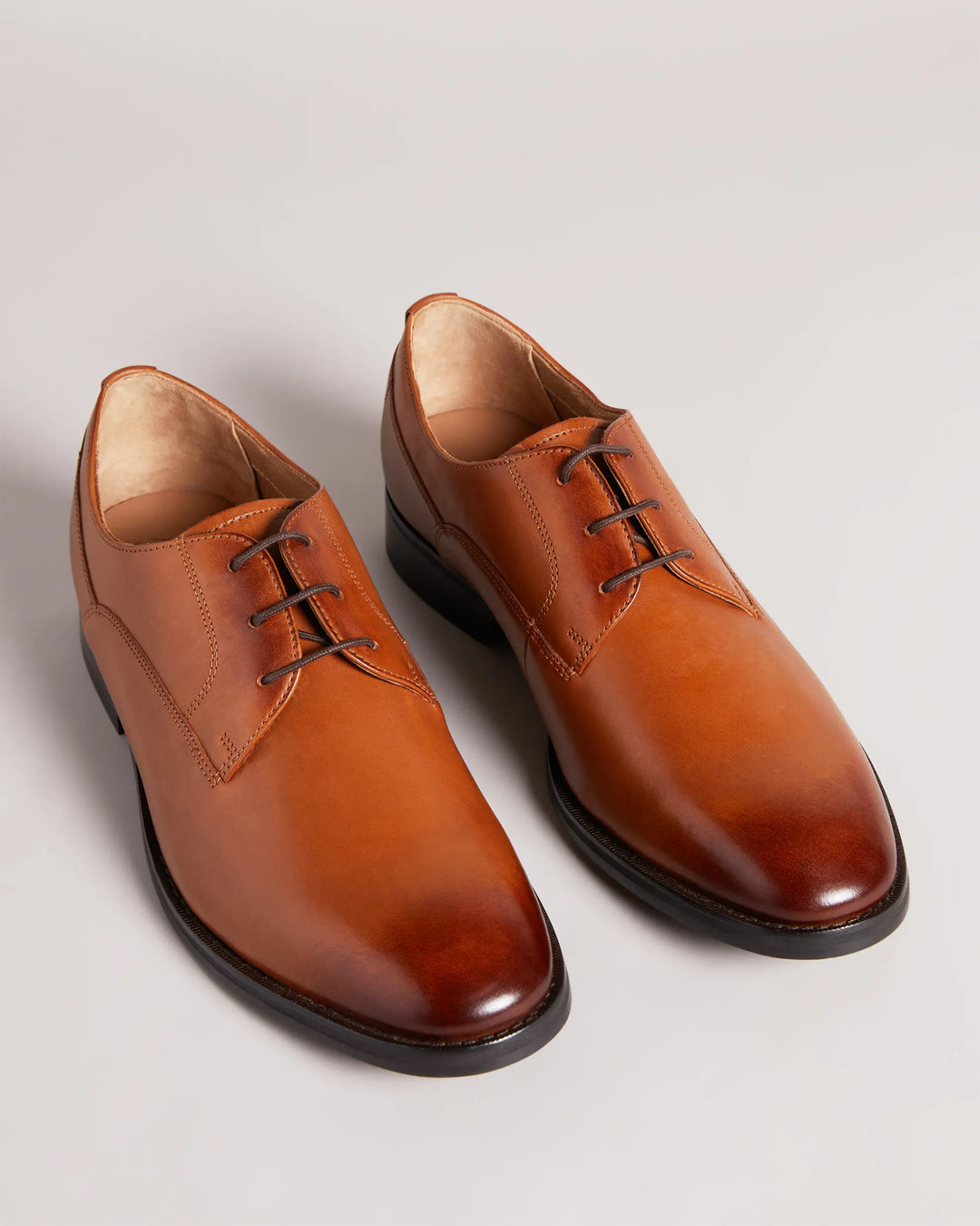Ted Baker 坎普滕 正装皮革德比鞋: 浅棕色 – 侧面图